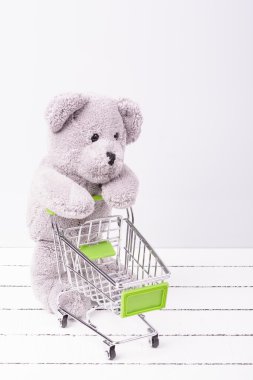 Küçük alışveriş sepeti ve bir oyuncak ayı. Oyuncak ya da çocuk fantezileri Satılık kavramsal görüntü