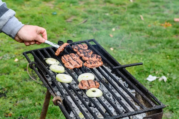 Barbecue extérieur. Hommes boulettes de viande cuites à la main sur le gril . — Photo