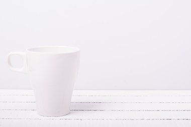 Beyaz ahşap zemin üzerinde beyaz çay bardağı