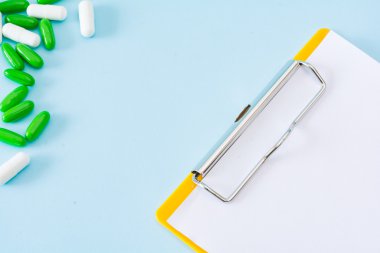 Hap, iğne, boş pano sayfasının tıbbi kavramsal resimle.