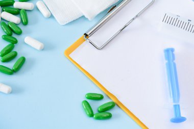 Hap, iğne, boş pano sayfasının tıbbi kavramsal resimle.