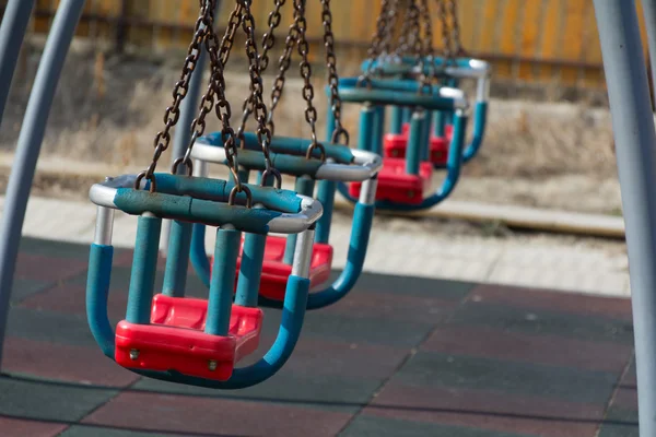 Parkta zincirli salıncaklar