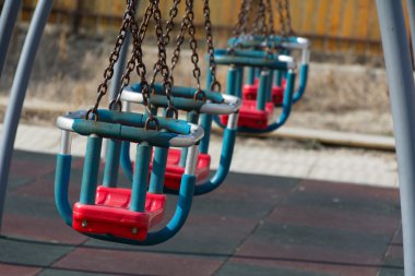 Parkta zincirli salıncaklar