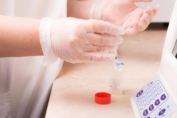 Reproductieve bijstand technieken en spermiogram in laboratorium — Stockfoto