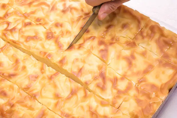 El ile bir bıçak geleneksel Bulgar pasta parçalar halinde kesilmiş