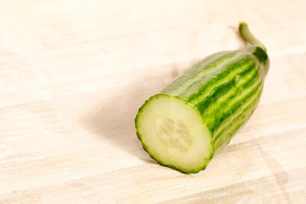 Fatia de pepino no fundo de madeira — Fotografia de Stock