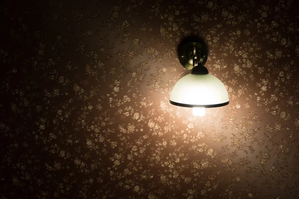 Lampă pe un perete strălucitor — Fotografie, imagine de stoc