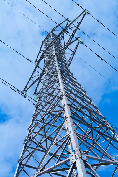 Poste de poder con alto voltaje contra el cielo azul — Foto de Stock