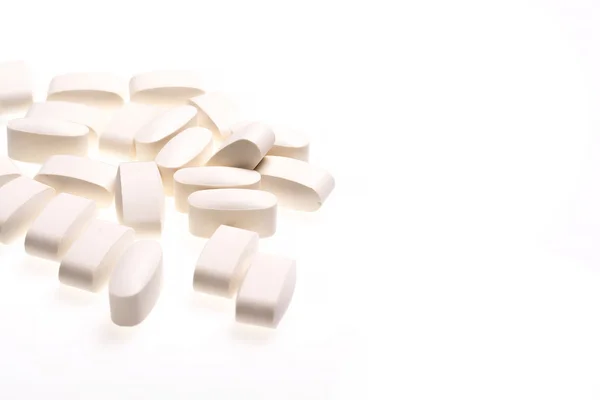 Λευκό ιατρική χαπιών για τη θεραπεία των ασθενειών σε λευκό φόντο — Φωτογραφία Αρχείου