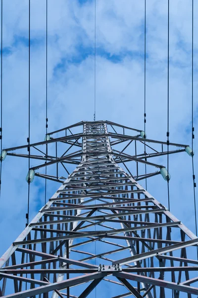 Poste de poder con alto voltaje contra el cielo azul — Foto de Stock