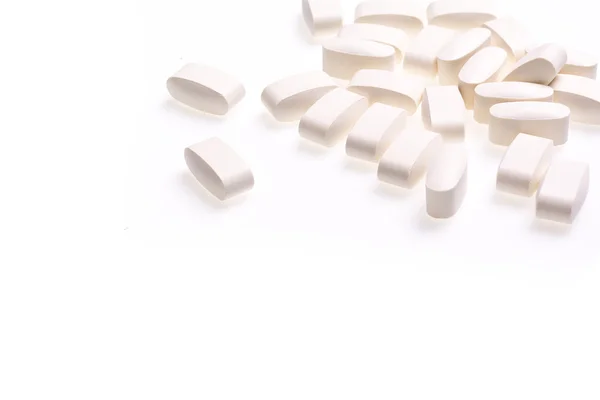 Witte medische pillen voor de behandeling van ziekten op een witte achtergrond — Stockfoto