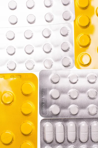 Blaren met pillen op een witte achtergrond voor de behandeling van ziekten — Stockfoto