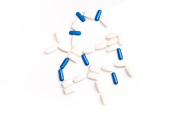 Біло-блакитні медичні таблетки для лікування захворювань на білому тлі — стокове фото