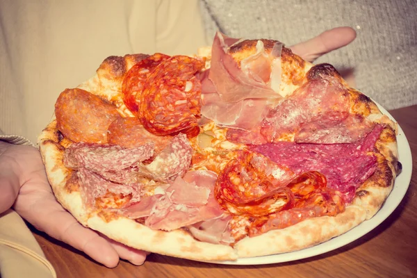 Prosciutto ve salam İtalyan pizza erkek el ele tutuşur