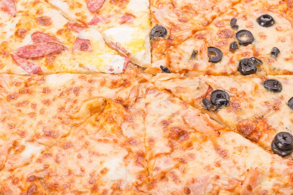 Lezzetli pizza jambon ve fırında pişmiş sebze ile