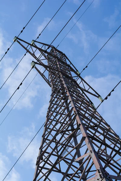 Poste de poder con alto voltaje contra el cielo azul — Foto de Stock
