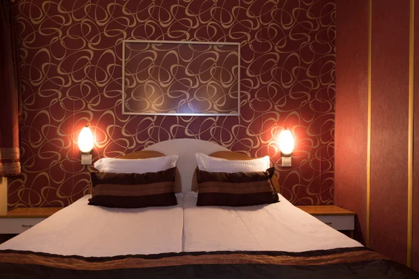 Otel odamda bir genelev döşenmiş modern nerede erkek fahişe işe