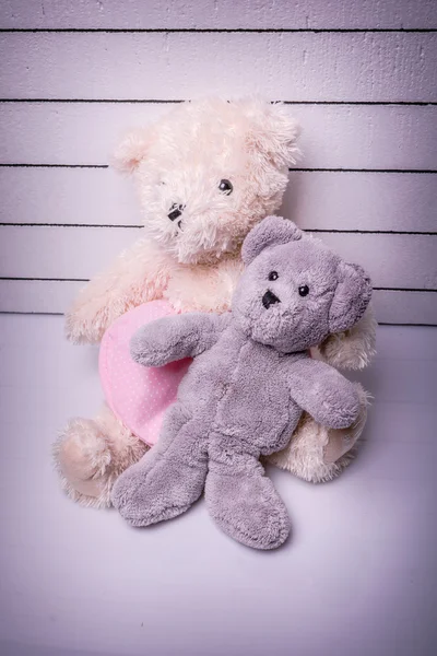 Teddy bears sitting on white wooden floor with nice background lonely — Stock Photo, Image