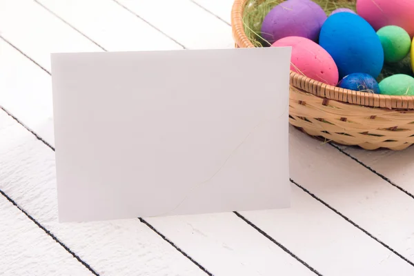 Renkli ekolojik strafor Paskalya yumurtaları ve ahşap arka plan beyaz sayfa boş