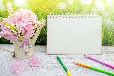 boş sayfa kağıt takvim kalem Pembe çiçek üzerinde ahşap