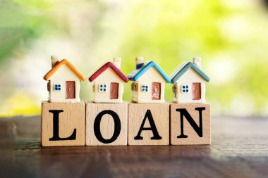 Tahta bloklarda minyatür ev modeli olan ev kredisi kavramı, gayrimenkul kavramı