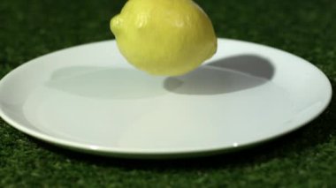 Plaka üzerinde zıplayan limon