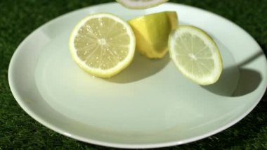 Plaka üzerinde zıplayan limon