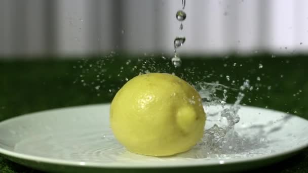 Water spatten op citroen — Stockvideo