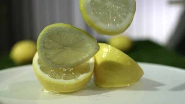 Lemon bouncing on plate — Stock Video