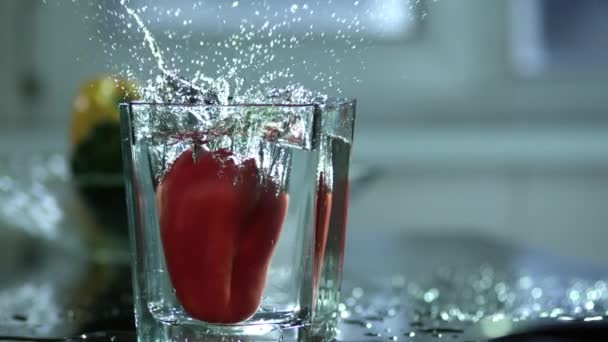 甜椒落入玻璃 — 图库视频影像