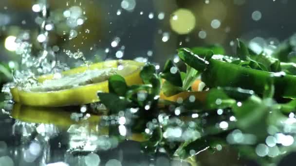 Water vallen bij paprika — Stockvideo