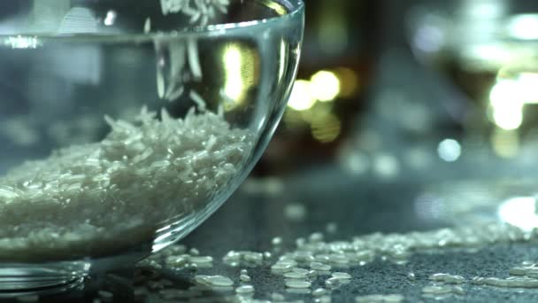 Reis fällt in Schüssel — Stockvideo