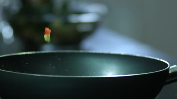 Falling bell pepper in pan — Stock Video