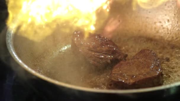 Burning meat in frying pan — Stock Video