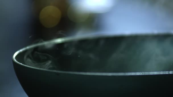 Падаючий болгарський перець у сковороді — стокове відео
