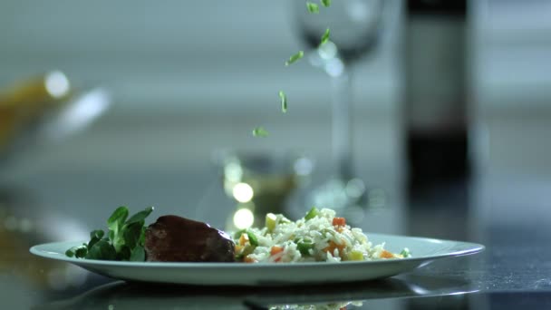 Caen cebollas en el plato con arroz — Vídeos de Stock