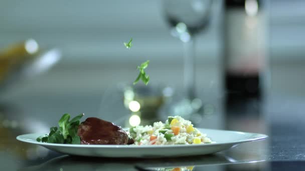 Falling onions on plate with rice — Stock Video