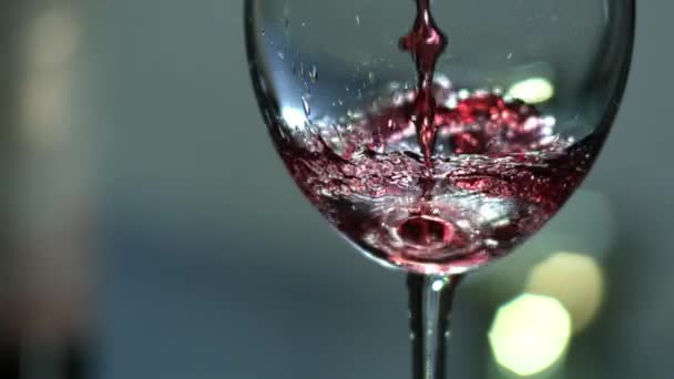Nalewanie czerwonego wina do szklanki — Wideo stockowe