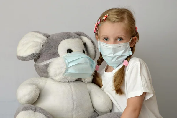 Niño niño niña epidemia gripe medicina niño máscara médica . —  Fotos de Stock