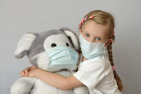 Niño niño niña epidemia gripe medicina niño máscara médica . —  Fotos de Stock