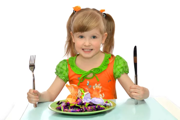 Маленька дівчинка їсть цукерки — стокове фото
