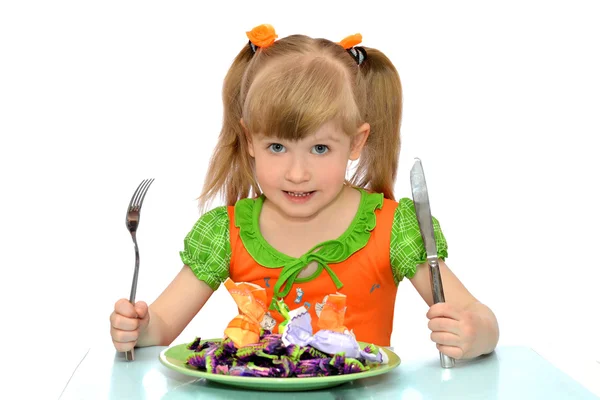 küçük kız şeker yemek