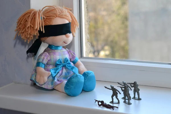 Bebek plastik askerler ateş