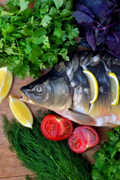 Pesce con verdure fresche ed erbe aromatiche — Foto Stock