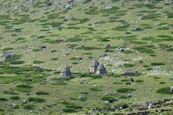 Gli antichi edifici nelle montagne del Caucaso — Foto Stock