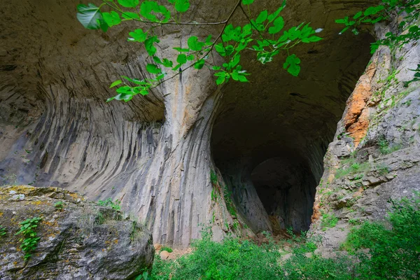 Prohodna mağara Karlukovo