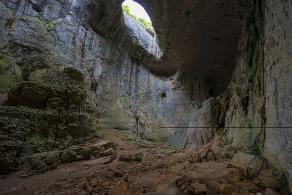 Prohodna mağara Karlukovo