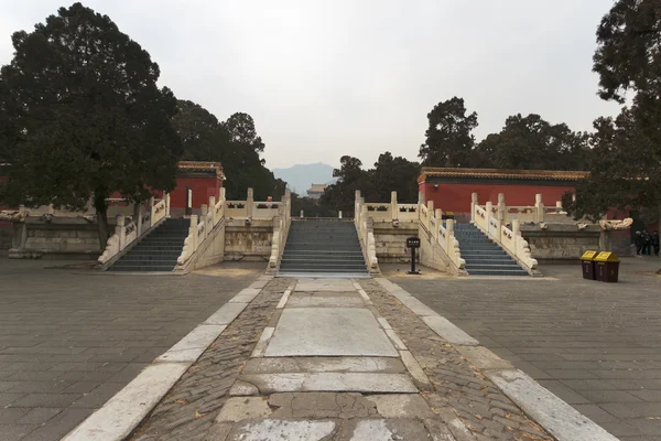 Ming Hanedanı'nın on üç mezar