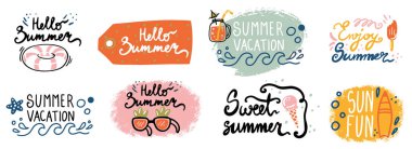 Merhaba yaz, plaj titreşimleri, aloha. Bir dizi ilham verici alıntı. Elle çizilmiş karpuz, ananas ve palmiye içeren modern el yazısı ifadeleri. Parmak izi, tişört ve poster için vektör harfleri. Tipografik tasarım.