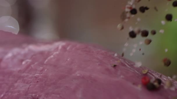 М'ясо посипають спеціями — стокове відео